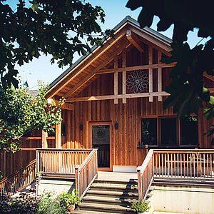 Bild zeigt Außenansicht der Holzhütte am Eisenbergerhof.